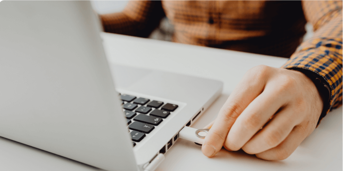 laptop-hand